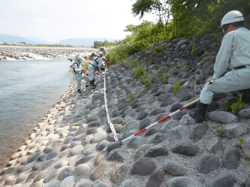 Low-water revetment investigation for the formulation of a repair plan (in Toyama Prefecture)